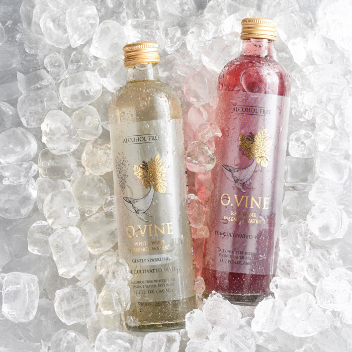 שני בקבוקי משקאות WINE WATER - מוצר O.VINE - פרויקט ליקב רמת הגולן - חדשנות מעשית - משקה מבוסס מיצוי קליפות ענבים
